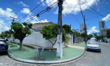 Excelente casa em Candeias para fins comercial e residencial