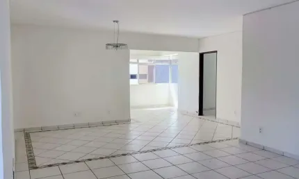 Apartamento com 03 quartos, 120 m² e a poucos metros da praia.