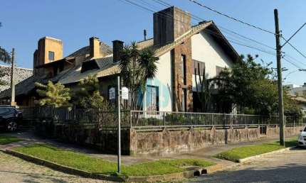 Linda Casa Localizada no Loteamento Panorâmico, no Centro de Garopaba!
