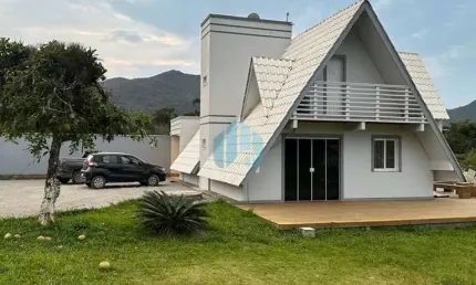 Linda Casa em Amplo Pátio, a 2 km da Praia da Barra e 5 km do Centro de Garopaba!