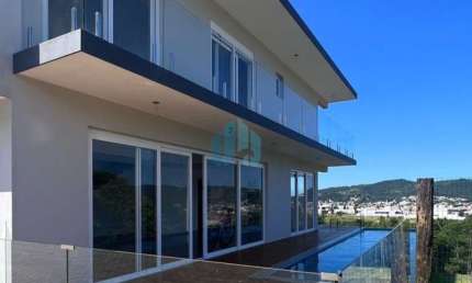 Linda Casa Nova de Alto Padrão, com Vista p/ Mar, em Garopaba!