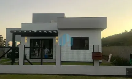Bela casa localizada no bairro ressacada, em garopaba!