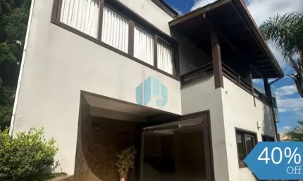 Bela Casa Localizada no Loteamento Jardim Panorâmico, no Centro de Garopaba!