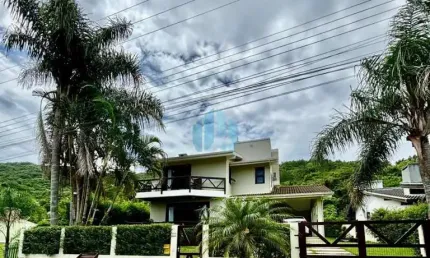 Linda casa localizada no loteamento panorâmico, no centro de garopaba!