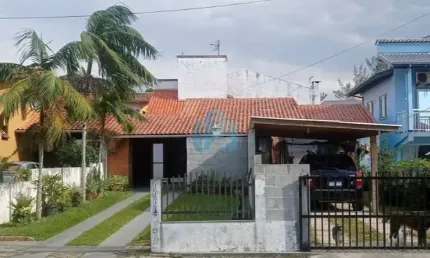 Casa Localizada no Centro de Garopaba, a 1.500 m da Praia Central!
