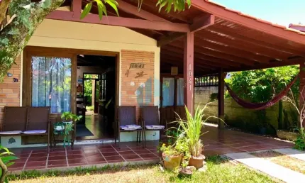 Linda Casa Localizada no Centro de Garopaba, a 450 m da Avenida Principal e 1,2 km da Praia Central!