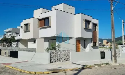 Bela Casa Nova Localizada no Loteamento Pedra Branca, em Garopaba!