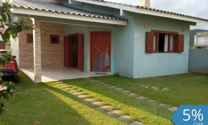 Bela Casa Térrea Localizada no Loteamento Pedra Branca, Próxima ao Centro de Garopaba!
