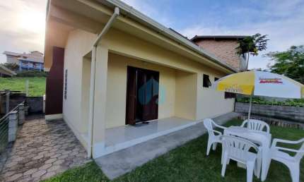 Bela Casa Localizada no Loteamento Village, a Poucos Minutos do Centro de Garopaba!