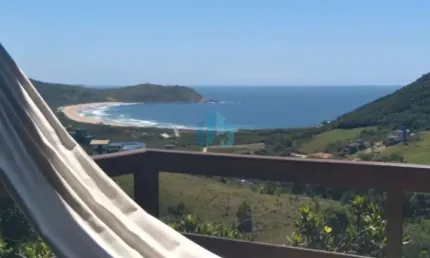Bela Casa com Vista p/ Mar, Localizada na Praia do Silveira, em Garopaba!