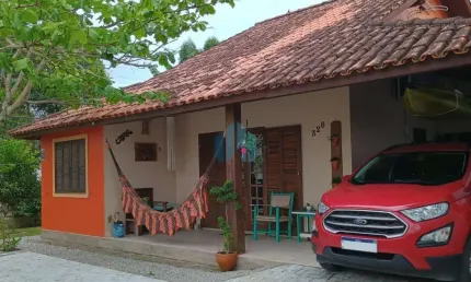 Bela Casa Localizada no Bairro Pinguirito, Próxima ao Centro de Garopaba!