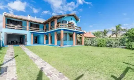 Linda casa de frente p/ mar, com vista permanente, no centro de garopaba!