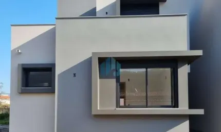 Bela casa nova localizada no centro de garopaba, loteamento panorâmico!