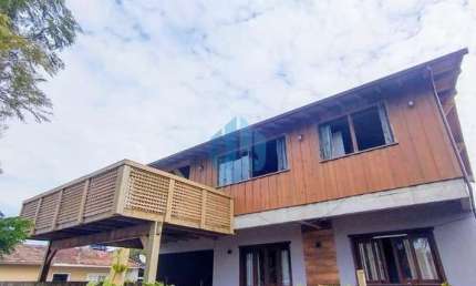 Casa na Praia do Rosa, Próxima de Todo o Comércio, da Surfland e Praias da Região, em Garopaba!