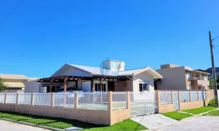 Bela Casa Localizada no Bairro Areias de Palhocinha, em Garopaba!