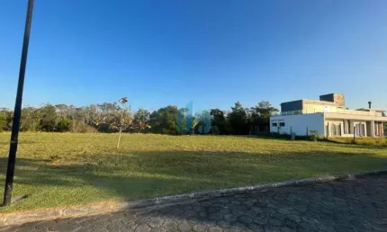 Amplo lote localizado no condomínio rosa internacional, bairro praia do rosa, em imbituba!