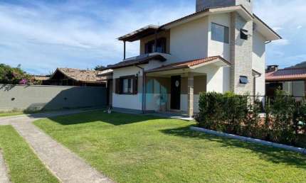 Bela Casa Nova em Garopaba, Próxima da Praia da Barra e Poucos Minutos do Centro da Cidade!