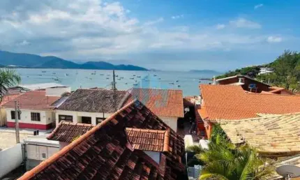 Bela casa no centro de garopaba, a poucos metros da praia central, terraço com vista p/ mar e igreja matriz!