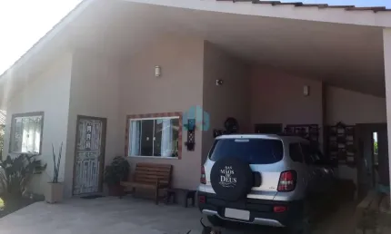 Bela casa localizada no bairro palhocinha, em garopaba, a 3,5 km do centro da cidade!