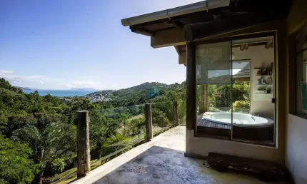 Linda Casa Localizada na Praia do Silveira, em Garopaba!
