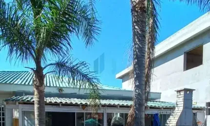 Casa Localizada no Centro de Garopaba, Próxima de Todo o Comércio e Praia Central.
