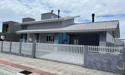 Linda Casa Nova Localizada no Loteamento Pedra Branca, em Garopaba!