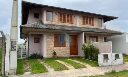 Belo Sobrado Localizado no Bairro Areias de Palhocinha, a Poucos Minutos do Centro de Garopaba!