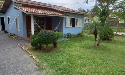 Linda casa em amplo terreno com excelente aproveitamento da área, bairro ambrósio, em garopaba!