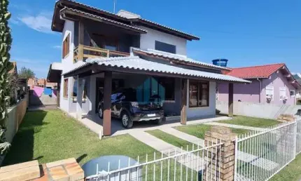 Bela Casa Localizada no Bairro Areias de Palhocinha, em Garopaba!