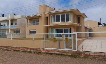 Linda Casa em Frente a Praia, a 30 m do Mar, Localizada no Centro de Garopaba!