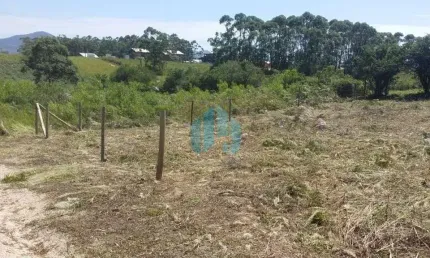Amplo terreno localizado no bairro praia do rosa, em imbituba.
