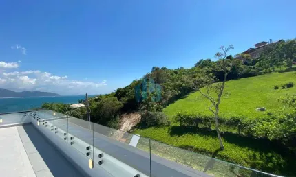 Linda Casa Nova de Alto Padrão na Praia do Vigia, a 150 m da Praia, em Garopaba!