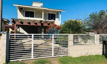 Bela Casa no Bairro Areias de Palhocinha, em Garopaba, Próxima do Centro e das Praias da Região!