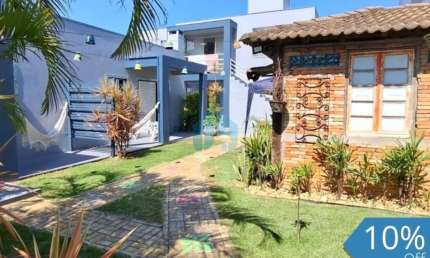 Belo Imóvel Localizado a 800 m do Centro e da Beira Mar da Cidade, em Garopaba!