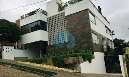 Belo Apartamento de Alto Padrão Localizado no Loteamento Panorâmico, no Centro de Garopaba!