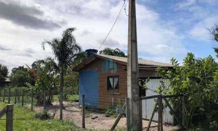 Casa em Amplo Terreno Localizada a Poucos Metros da Surfland, em Garopaba!