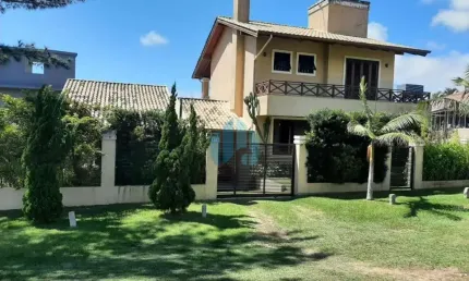 Linda Casa Localizada no Bairro Ferraz, em Garopaba, com Bela Vista p/ Praia e Cidade!