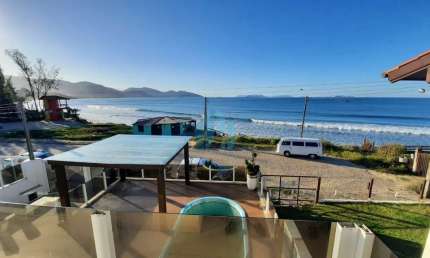Linda Casa a Beira Mar, de Alto Padrão, Localizada no Centro da Cidade!
