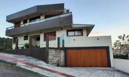 Linda Casa de Alto Padrão a 1000 m da Praia Central, Loteamento Panorâmico, no Centro de Garopaba!