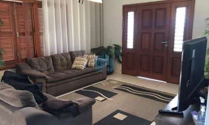Linda Casa com Piscina Localizada a 1 km da Praia Central de Garopaba, Bairro Ferraz!