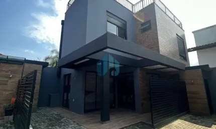 Linda Casa Localizada no Condomínio Amendoeiras, Bairro Ferraz, em Garopaba!