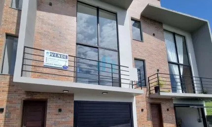 Belo Sobrado de Alto Padrão, Localizado a 1 km da Praia, Bairro Ferraz, em Garopaba!