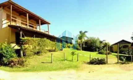 Bela pousada na região central da praia do rosa, em imbituba, próxima ao comérci e cerca de 800 m da praia