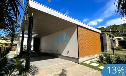 Linda Casa Nova de Alto Padrão, a 350 m da Praia, Bairro Ferraz, em Garopaba!