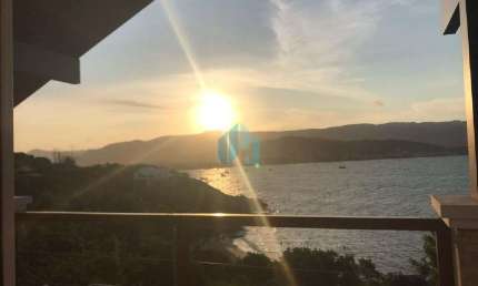 Locação Temporada! Lindíssima Casa de Alto Padrão a 240 m da Praia da Vigia, em Garopaba!