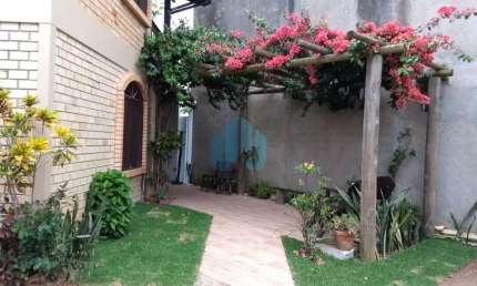 Linda Propriedade Localizada a 150 m da Praia Central, no Centro de Garopaba!