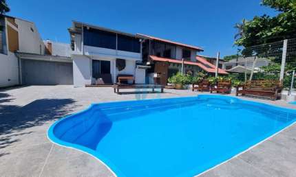 Bela Casa Localizada a 150 m da Praia Central, no Centro de Garopaba!