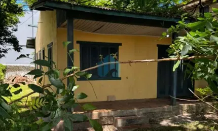 Casa em Área Residencial ou Comercial, a Uma Quadra da Avenida Principal e 800 m da Praia Central, Centro | Garopaba - SC