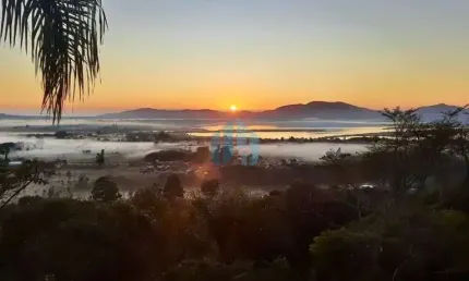 Casa com Linda Vista p/ Lagoa, Mar e Cidade, em Meio a Natureza, Encantada | Garopaba - SC