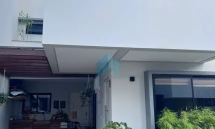 Belo Sobrado em Condomínio Fechado, a 900 m da Praia Central, Loteamento Panorâmico, Centro | Garopaba - SC